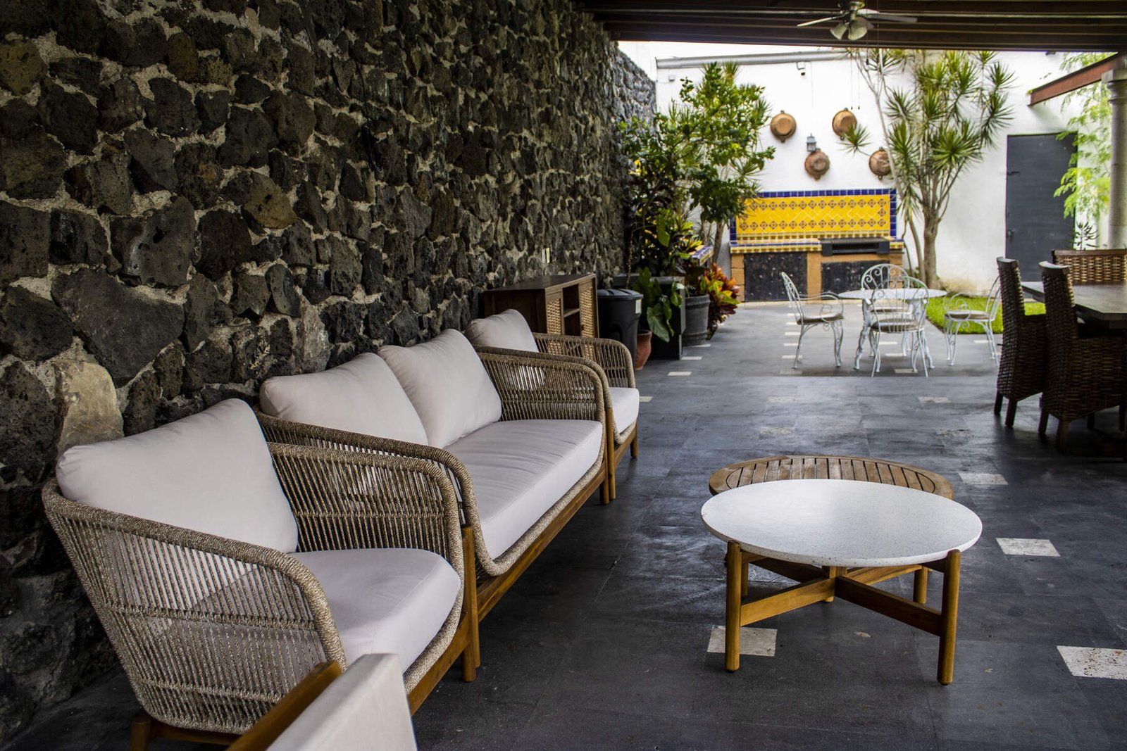 Terraza de asadores con mobiliario de patio