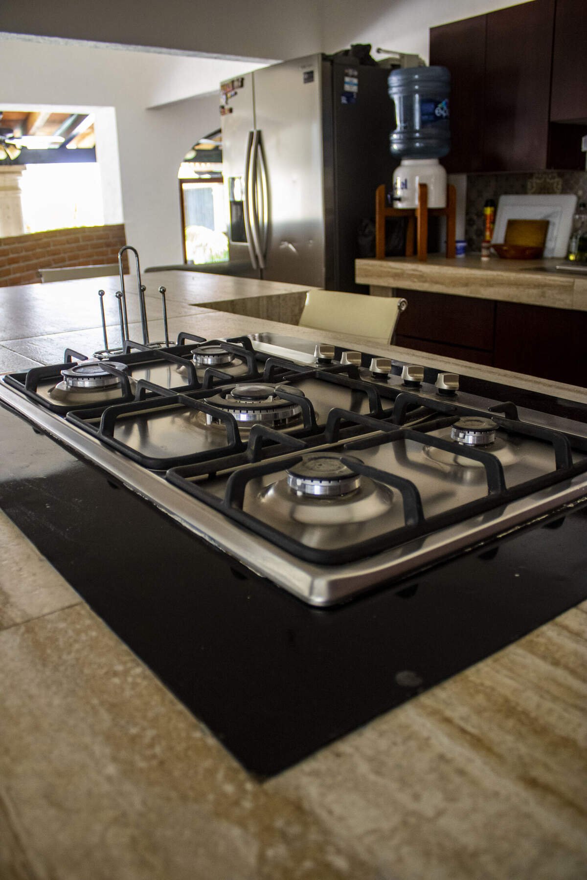 Cocina con isla y parrilla de gas de seis quemadores