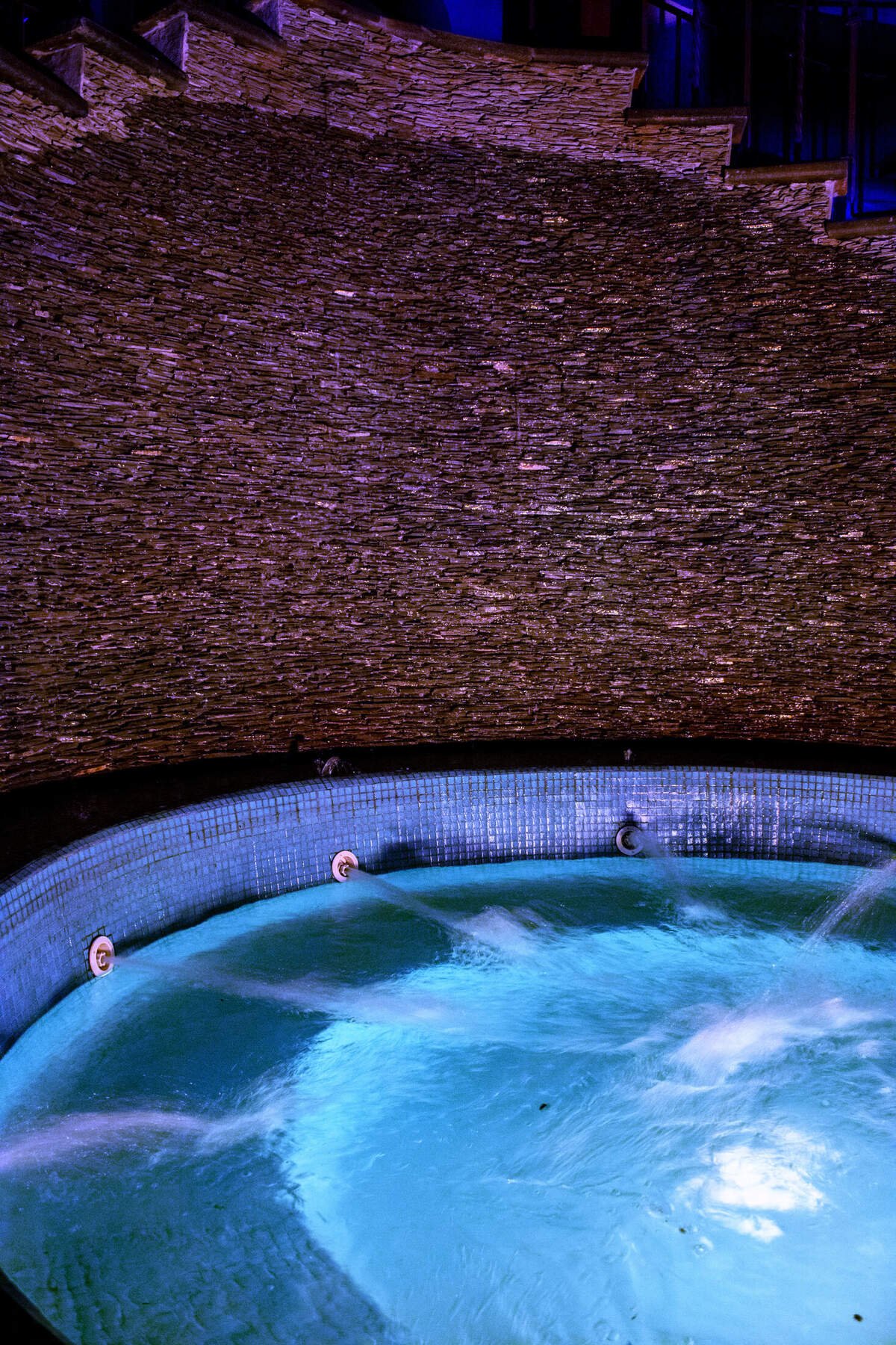 Jacuzzi iluminado en azul junto al muro llorón de noche