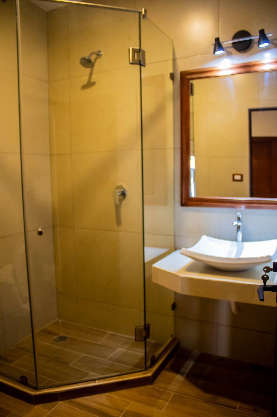 Baño privado, vista desde la entrada de la suite