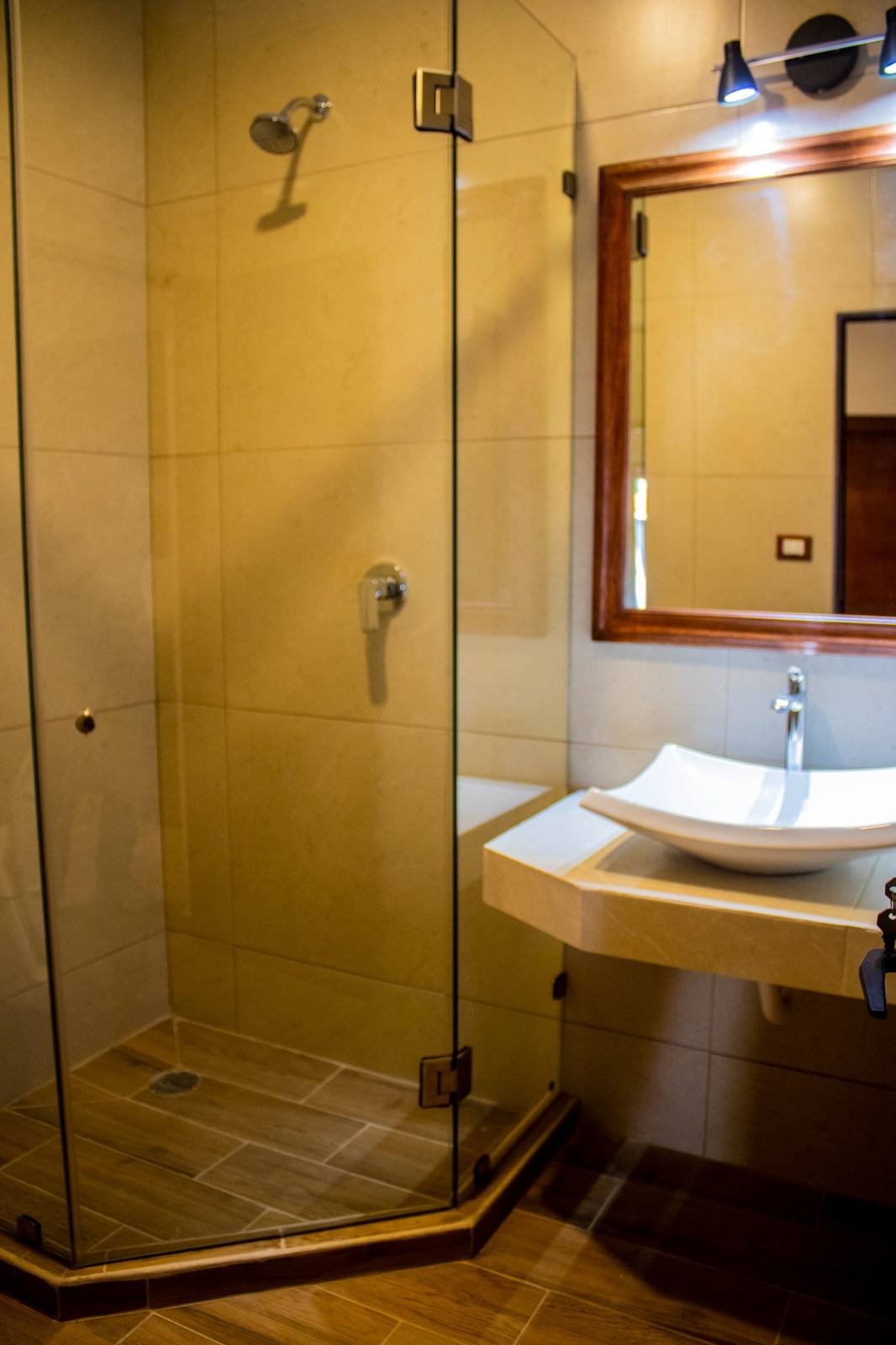 Detalle de regadera y lavabo en baño privado