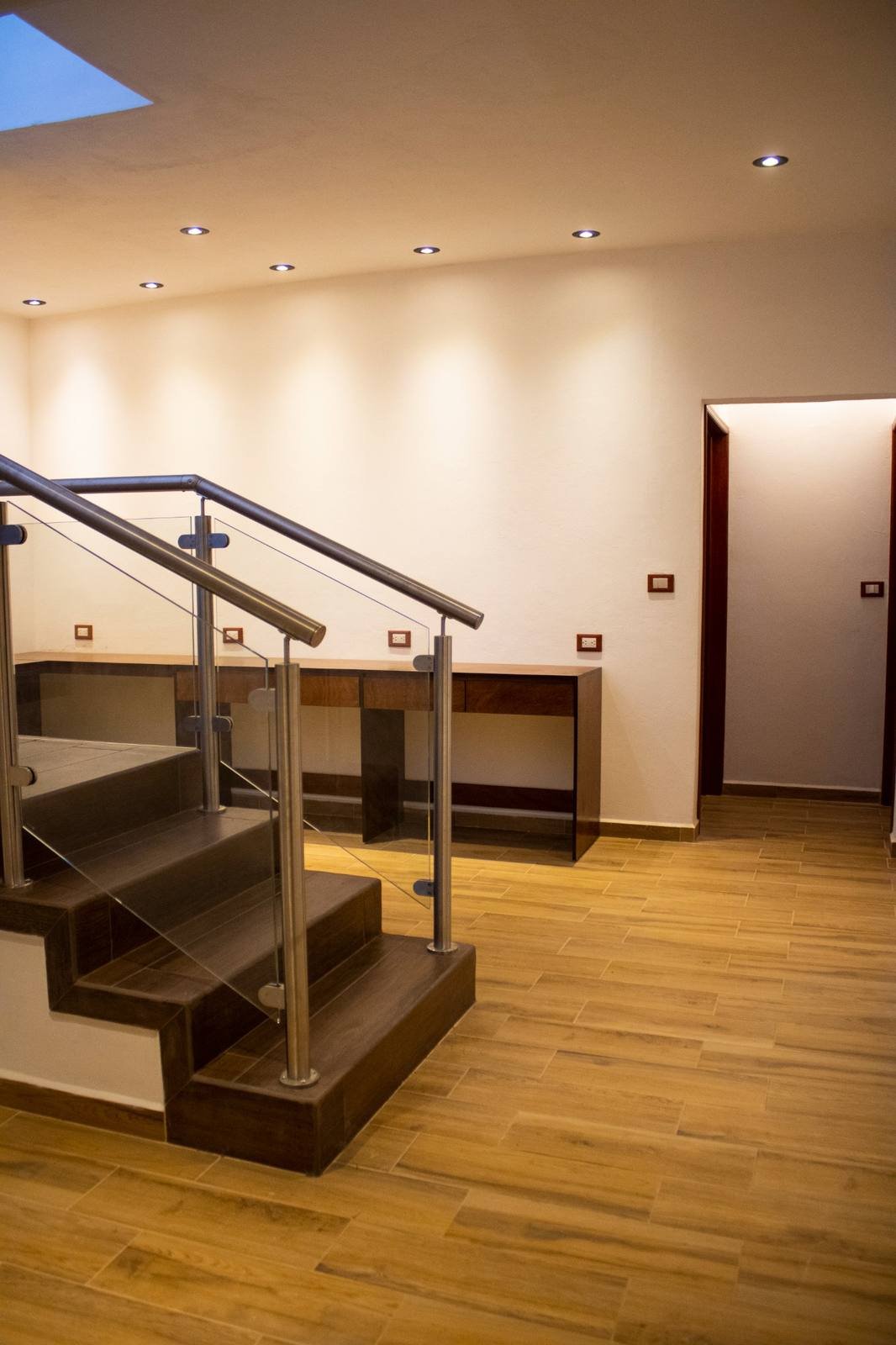 Pasillo y escritorio de trabajo adicional junto a la escalera