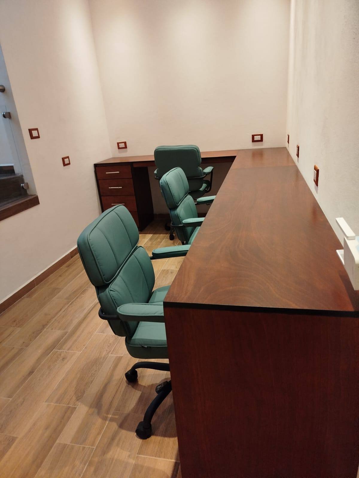 Sillones ejecutivos en el área de coworking