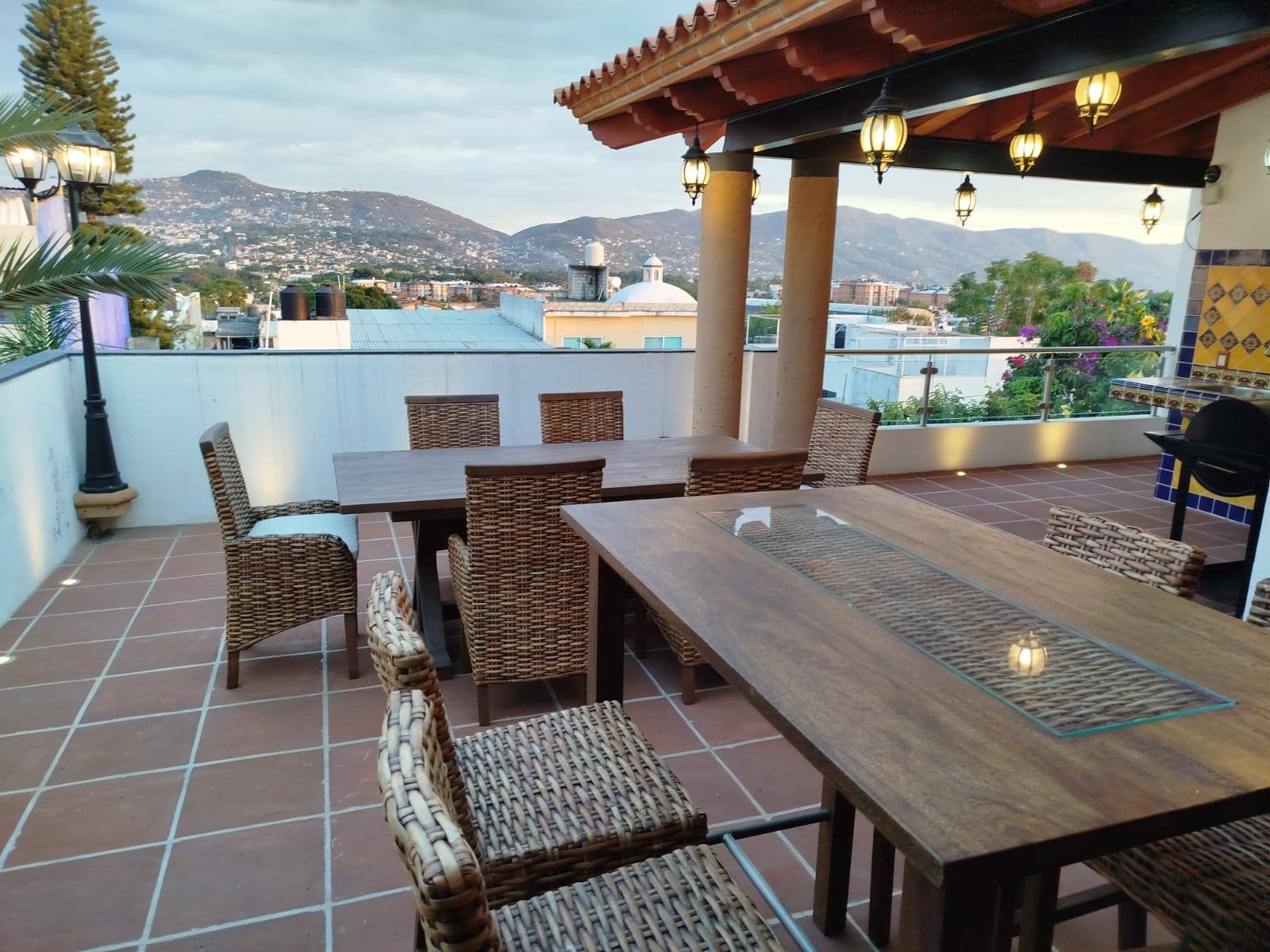 Roof Garden al atardecer, con vista a las montañas de Cuernavaca