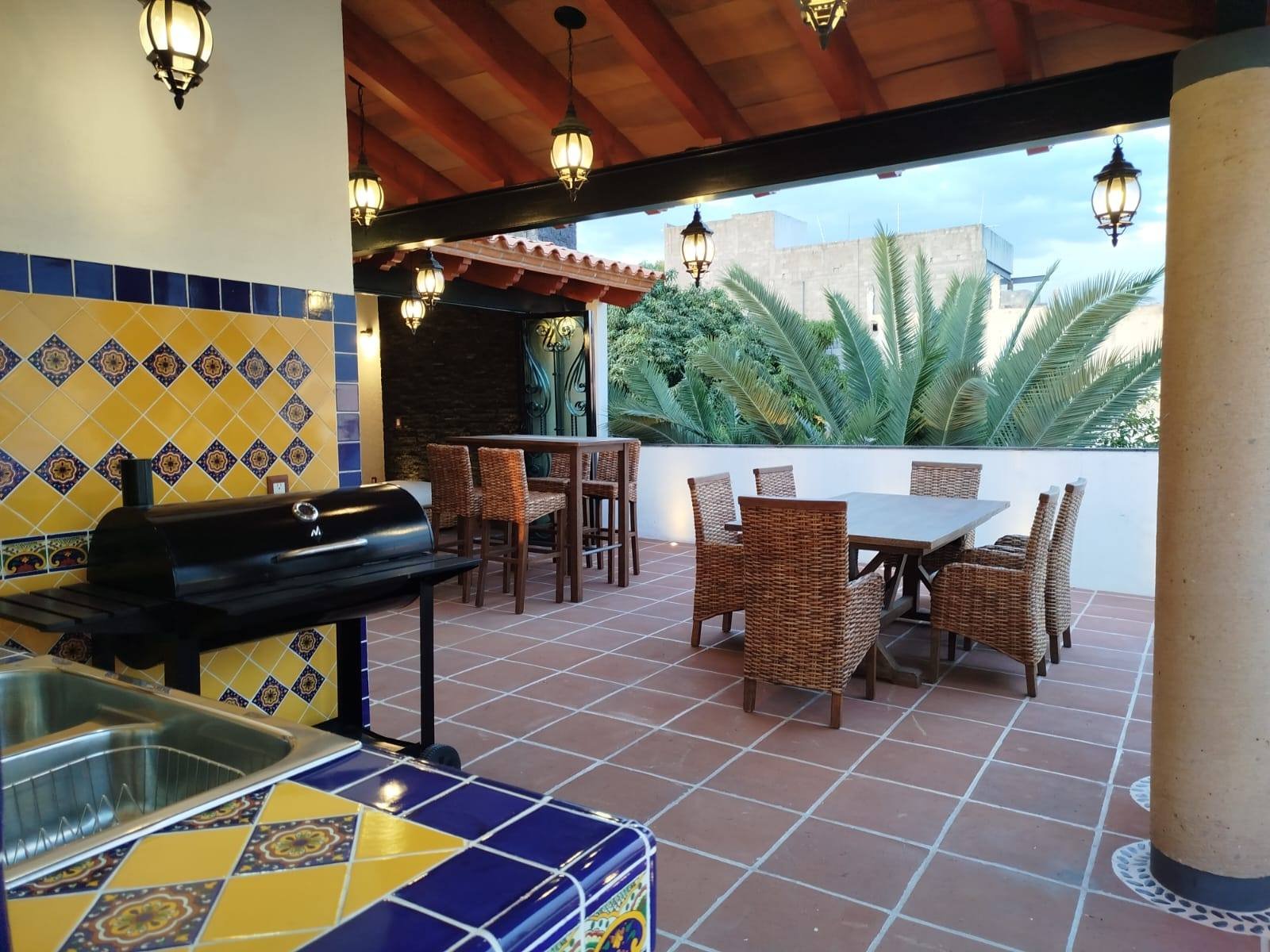 Asador integrado en talavera y comedor exterior del Roof Garden