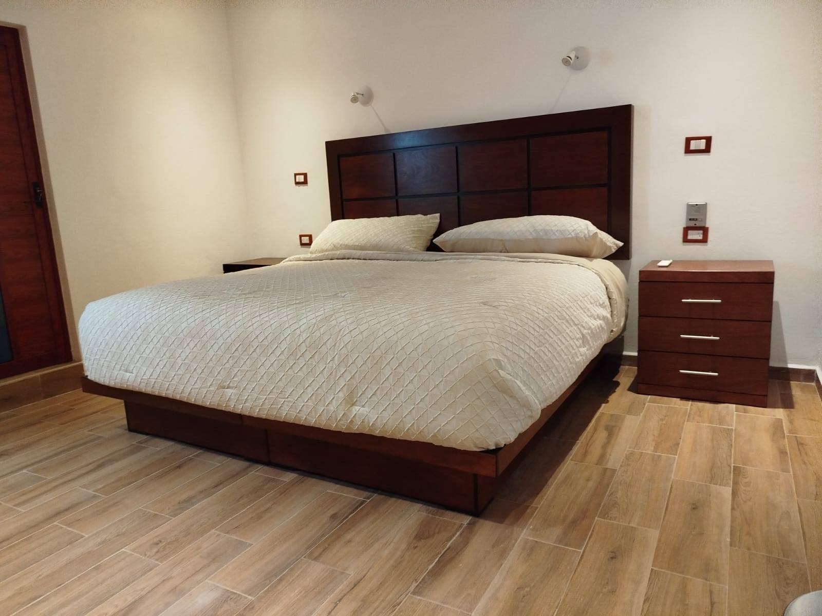 Suite Principal Plus — recámara con cabecera de madera