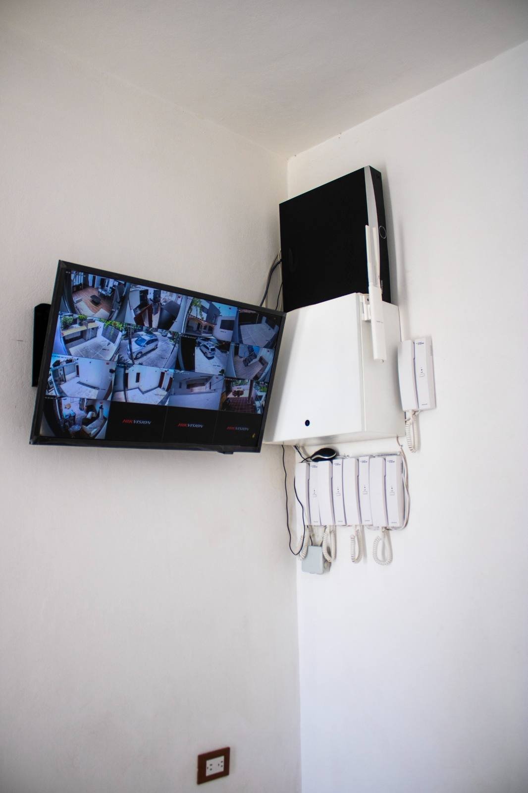 Panel de videovigilancia CCTV con 9 cámaras y citofonía