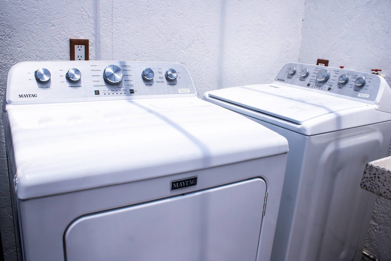 Lavadora y secadora Maytag en el área de lavandería